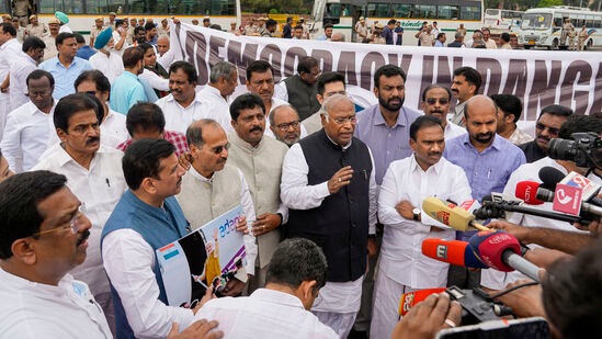 त्यानंतर दिल्ली पोलिसांनी राहुल गांधींच्या समर्थनार्थ आंदोलन करत असलेल्या ४० खासदारांना ताब्यात घेतल्याची माहिती समोर आली आहे. त्यानंतर दिल्ली पोलिसांनी राहुल गांधींच्या समर्थनार्थ आंदोलन करत असलेल्या ४० खासदारांना ताब्यात घेतल्याची माहिती समोर आली आहे.