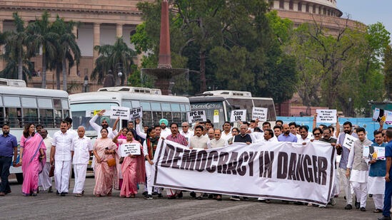 काँग्रेससह विरोधी पक्षाच्या नेत्यांनी संसद परिसरात लोकशाही बचाव मोर्चा काढला होता. त्यावेळी पोलिसांनी कारवाई केल्याची माहिती आहे. काँग्रेससह विरोधी पक्षाच्या नेत्यांनी संसद परिसरात लोकशाही बचाव मोर्चा काढला होता. त्यावेळी पोलिसांनी कारवाई केल्याची माहिती आहे.