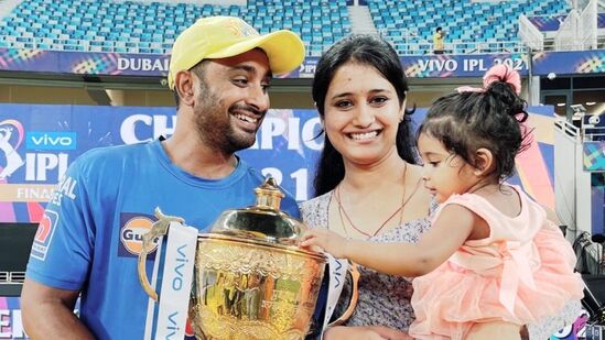 Ambati Rayudu: ಹೈದಾರಾಬಾದ್​ ಬ್ಯಾಟರ್ ಅಂಬಟಿ ರಾಯುಡು ಅವರಿಗೆ ಸದ್ಯ 38 ವರ್ಷ. ಕಳೆದ ಸೀಸನ್​​ನಲ್ಲೂ ಹೇಳಿಕೊಳ್ಳುವಂತಹ ಪ್ರದರ್ಶನ ನೀಡಲಿಲ್ಲ. ಮಧ್ಯಮ ಕ್ರಮಾಂಕಕ್ಕೆ ಆಧಾರವಾಗುತ್ತಿಲ್ಲ. ಈ ಹಿನ್ನಲೆಯಲ್ಲಿ ಇದು ರಾಯುಡುಗೆ ಕೊನೆಯ ಐಪಿಎಲ್ ಸೀಸನ್ ಆಗಲಿದೆ ಎಂದು ನಿರೀಕ್ಷಿಸಲಾಗಿದೆ.