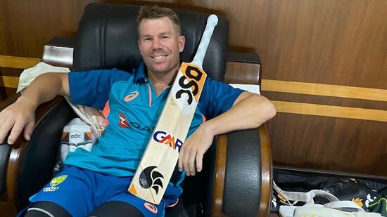 David Warner: ಆಸ್ಟ್ರೇಲಿಯಾದ ಸ್ಟಾರ್ ಬ್ಯಾಟ್ಸ್‌ಮನ್ ಡೇವಿಡ್ ವಾರ್ನರ್ ಈ ಬಾರಿ ಡೆಲ್ಲಿ ಕ್ಯಾಪಿಟಲ್ಸ್ ತಂಡದ ನಾಯಕರಾಗಿ ಕಾಣಿಸಿಕೊಳ್ಳಲಿದ್ದಾರೆ. ಪಂತ್ ಅನುಪಸ್ಥಿತಿಯಲ್ಲಿ ನಾಯಕತ್ವದ ಅವಕಾಶ ಪಡೆದಿರುವ ವಾರ್ನರ್, ಡೆಲ್ಲಿಗೆ ಚೊಚ್ಚಲ ಕಪ್​ ಗೆಲ್ಲಿಸಿಕೊಡುವ ವಿಶ್ವಾಸದಲ್ಲಿದ್ದಾರೆ. ಆದರೆ 36 ವರ್ಷದ ವಾರ್ನರ್ ಕೂಡ ಈ ಋತುವಿನ ನಂತರ ಲೀಗ್ ತೊರೆಯುವ ಸಾಧ್ಯತೆಯಿದೆ.