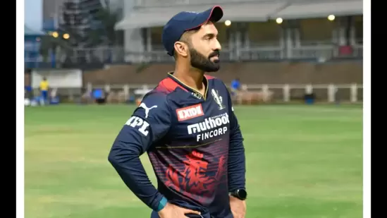 Dinesh Karthik: ಅನುಭವಿ ವಿಕೆಟ್ ಕೀಪರ್ ದಿನೇಶ್ ಕಾರ್ತಿಕ್, ಕಳೆದ ವರ್ಷ ಆರ್‌ಸಿಬಿ ತಂಡದ ಪರ ಅತ್ಯುತ್ತಮ ಫಿನಿಶರ್ ಆಗಿದ್ದರು. ಇದರಿಂದ ಟೀಮ್​ ಇಂಡಿಯಾಗೂ ಕಂಬ್ಯಾಕ್​ ಮಾಡಿದ್ದರು. ಮೊದಲ ಟಿ20 ವಿಶ್ವಕಪ್‌ನಿಂದ ಆಡುತ್ತಿರುವ 37 ವರ್ಷದ ಕಾರ್ತಿಕ್, ಈ ಋತುವಿನ ನಂತರ ಕ್ರಿಕೆಟ್‌ನ ಎಲ್ಲಾ ಸ್ವರೂಪಗಳಿಗೆ ನಿವೃತ್ತಿಯಾಗುವ ಸಾಧ್ಯತೆಯಿದೆ.