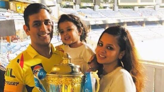 M S Dhoni - ಈ ಪಟ್ಟಿಯಲ್ಲಿ ಚೆನ್ನೈ ಸೂಪರ್ ಕಿಂಗ್ಸ್ ನಾಯಕ ಮಹೇಂದ್ರ ಸಿಂಗ್ ಧೋನಿ ಮೊದಲ ಸ್ಥಾನದಲ್ಲಿದ್ದಾರೆ. ಈ ಬಗ್ಗೆ ಹಲವು ಮಾಜಿ ಹಾಗೂ ಹಿರಿಯ ಕ್ರಿಕೆಟಿಗರು ಈಗಾಗಲೇ ಸುಳಿವು ನೀಡಿದ್ದಾರೆ. 41ರ ಹರೆಯದ ಧೋನಿಗೆ ಇದು ಕೊನೆಯ ಐಪಿಎಲ್ ಟೂರ್ನಿಯಾಗಿರಬಹುದು. ಚಪಾಕ್‌ ಸ್ಟೇಡಿಯಂನಲ್ಲಿ ಧೋನಿ ಬೀಳ್ಕೊಡುಗೆಗೆ ಸಿಎಸ್‌ಕೆ ಫ್ರಾಂಚೈಸಿ ಕೂಡ ವಿಶೇಷ ತಯಾರಿ ನಡೆಸಿದೆ ಎಂದು ಹೇಳಲಾಗುತ್ತಿದೆ.&nbsp;