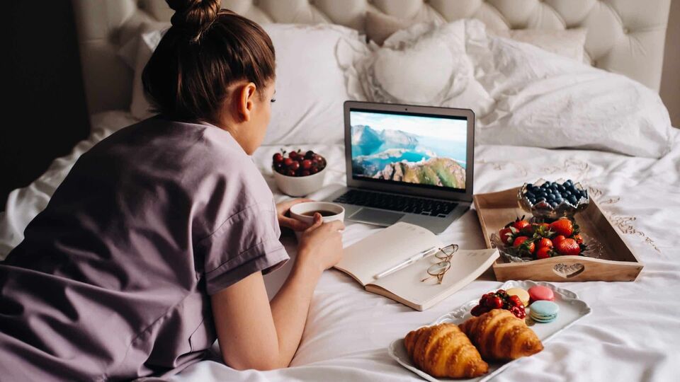 अंथरुणात खाणे का टाळावे? कोणता धोका असू शकतो? जाणून घ्याwhy you should