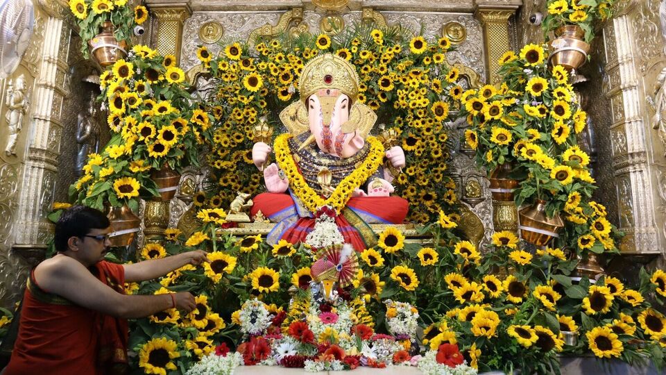 Dagdusheth Ganpati श्रीमंत दगडूशेठ गणरायला २१ हजार सूर्यफुलांचा अभिषेक; चैत्र महिन्यात वसंत