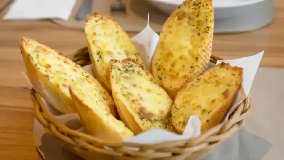 Cheese Garlic Bread चहाची मजा होईल डबल चीज गार्लिक ब्रेडसोबत, नोट करा