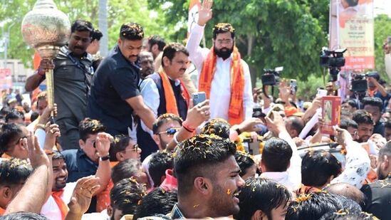 उद्धव ठाकरेंवर टीका करताना मुख्यमंत्री शिंदे म्हणाले की, वडिलांना दिलेले वचन पूर्ण करण्यासाठी प्रभू श्री रामाने १४ वर्षे वनवास भोगला. दुसरीकडे ज्या मुलाने जनता आणि आपल्या वडिलांना शब्द दिला होता, सत्तेसाठी तो शब्द मोडला.