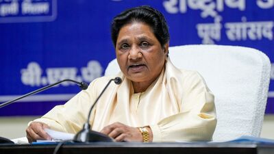 Lucknow: BSP supremo Mayawati addresses a press conference, at party office in Lucknow, Monday, April 10, 2023. (PTI Photo/Nand Kumar)(PTI04_10_2023_000056A)