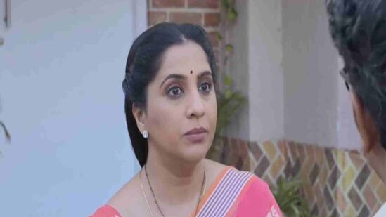 Aai Kuthe Kay Karte