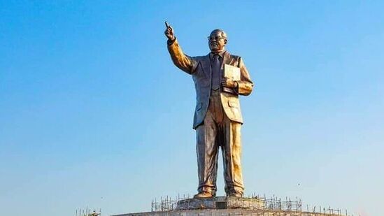हैदराबाद इथं डॉ. बाबासाहेब आंबेडकर यांचा सर्वात उंत पूर्णाकृती पुतळा उभारण्यात आला आहे. आज या पुतळ्याचं अनावरण होणार आहे. तेलंगणाचे मुख्यमंत्री केसीआर यांच्यासोबत विशेष अतिथी म्हणून डॉ. बाबासाहेब आंबेडकर यांचे नातू प्रकाश आंबेडकर हे विशेष अतिथी म्हणून उपस्थित राहाणार आहेत. १४ एप्रिल २०१६ रोजी या पुतळ्याची पायाभरणी करण्यात आली होती. हा पुतळा जमीनीपासून १७५ फूट उंच आहे.