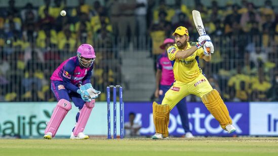 सीएसकेने वाइड्स आणि नो बॉल कमी करण्याची गरज असल्याचं धोनीने अनेकदा म्हटलं आहे. परंतु तरीही गोलंदाज सुधारत नसतील तर ते योग्य नसल्याचं सेहवाग म्हणाला. सीएसकेने वाइड्स आणि नो बॉल कमी करण्याची गरज असल्याचं धोनीने अनेकदा म्हटलं आहे. परंतु तरीही गोलंदाज सुधारत नसतील तर ते योग्य नसल्याचं सेहवाग म्हणाला.