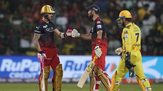 परंतु आता सीएसकेच्या गोलंदाजांच्या सुमार कामगिरीवर भारताचा माजी सलामीवीर विरेंद्र सेहवागने संताप व्यक्त केला आहे. आरसीबीविरुद्धच्या सामन्यात धोनी आनंदात दिसत नव्हता, असं सेहवागने म्हटलं आहे. परंतु आता सीएसकेच्या गोलंदाजांच्या सुमार कामगिरीवर भारताचा माजी सलामीवीर विरेंद्र सेहवागने संताप व्यक्त केला आहे. आरसीबीविरुद्धच्या सामन्यात धोनी आनंदात दिसत नव्हता, असं सेहवागने म्हटलं आहे.