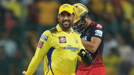 Virender Sehwag On Dhoni : सीएसकेचे गोलंदाज सातत्याने अतिरिक्त धावा देणार असतील तर त्यांना दुसऱ्या खेळाडूच्या नेतृत्वाखाली खेळावं लागणार असल्याचा सज्जड इशारा धोनीने सीएसकेच्या गोलंदाजांना दिला होता. Virender Sehwag On Dhoni : सीएसकेचे गोलंदाज सातत्याने अतिरिक्त धावा देणार असतील तर त्यांना दुसऱ्या खेळाडूच्या नेतृत्वाखाली खेळावं लागणार असल्याचा सज्जड इशारा धोनीने सीएसकेच्या गोलंदाजांना दिला होता.