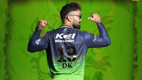 RCB Green Jersey : मुंबई इंडियन्सला हरवत आरसीबीने आयपीएलची सुरुवात केली आहे. परंतु आता २३ मार्चला होणाऱ्या सामन्यात आरसीबीचे खेळाडू ग्रीन जर्सी घालून खेळणार आहेत.