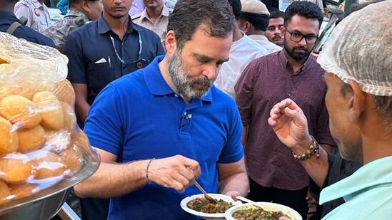 मंगळवारी सायंकाळच्या सुमारास राहुल गांधींनी जुन्या दिल्लीतील&nbsp;‘मोहब्बत का शरबत’&nbsp;दुकान व बंगाली मार्केटमध्ये जाऊन स्ट्रीट फूटचा आस्वाद घेतला.