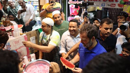 राहुल गांधी यांनी निळ्या रंगाचा टी-शर्ट परिधान केला होता. राहुल गांधी बंगाली मार्केटमध्ये गेले. राहुल गांधींनी पाणीपुरी, मटर चाट व बंगाली आलू टिक्की या पदार्थांचा आस्वाद घेतला.