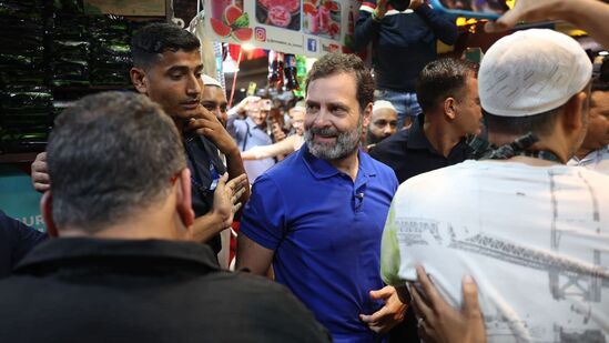 राहुल गांधी मंगळवारी सायंकाळी जुन्या दिल्लीतील मोहब्बत की शरबत दुकानासमोर जाऊन थांबले. भर बाजारात राहुल गांधींना पाहून लोकांची गर्दी जमा झाली. राहुल यांनी तेथे उपस्थित लोकांशी संवाद साधला.