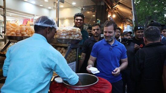 राहुल गांधी बंगाली मार्केटमध्ये पाणीपुरी, आलू टिक्की व कलिंगड खाताना दिसले.
