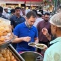 <p>मंगळवारी सायंकाळच्या सुमारास राहुल गांधींनी जुन्या दिल्लीतील&nbsp;‘मोहब्बत का शरबत’&nbsp;दुकान व बंगाली मार्केटमध्ये जाऊन स्ट्रीट फूटचा आस्वाद घेतला.</p>