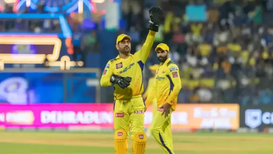 MS Dhoni : इंडियन प्रीमियर लीगमधील सर्वात श्रीमंत कर्णधारांच्या यादीत एमएस धोनी नंबर एक वर आहे. त्याच्याकडे ८६० कोटी रुपयांची संपत्ती आहे. धोनी २००८ पासून चेन्नई सुपर किंग्जचा कर्णधार आहे. आयपीएल, जाहिराती आणि स्वतःचा व्यवसाय हेच त्यांचे उत्पन्नाचे साधन आहे. याशिवाय तो इन्स्टाग्रामवरूनही भरपूर कमाई करतो. MS Dhoni : इंडियन प्रीमियर लीगमधील सर्वात श्रीमंत कर्णधारांच्या यादीत एमएस धोनी नंबर एक वर आहे. त्याच्याकडे ८६० कोटी रुपयांची संपत्ती आहे. धोनी २००८ पासून चेन्नई सुपर किंग्जचा कर्णधार आहे. आयपीएल, जाहिराती आणि स्वतःचा व्यवसाय हेच त्यांचे उत्पन्नाचे साधन आहे. याशिवाय तो इन्स्टाग्रामवरूनही भरपूर कमाई करतो. 