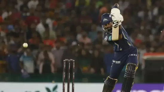 hardik pandya : गुजरात टायटन्सचा कर्णधार हार्दिक पंड्या सर्वात श्रीमंत कर्णधारांच्या यादीत चौथ्या स्थानावर आहे. त्यांची एकूण संपत्ती ७७ कोटी रुपये आहे. अनेक वर्ष मुंबई इंडियन्सकडून खेळल्यानंतर गेल्या वर्षी तो गुजरात टायटन्सचा कर्णधार झाला. बीसीसीआय करार, आयपीएल आणि जाहिराती हा हार्दिकच्या उत्पन्नाचा स्रोत आहे. hardik pandya : गुजरात टायटन्सचा कर्णधार हार्दिक पंड्या सर्वात श्रीमंत कर्णधारांच्या यादीत चौथ्या स्थानावर आहे. त्यांची एकूण संपत्ती ७७ कोटी रुपये आहे. अनेक वर्ष मुंबई इंडियन्सकडून खेळल्यानंतर गेल्या वर्षी तो गुजरात टायटन्सचा कर्णधार झाला. बीसीसीआय करार, आयपीएल आणि जाहिराती हा हार्दिकच्या उत्पन्नाचा स्रोत आहे. 