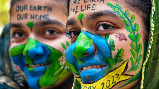 दरवर्षी २२ एप्रिल रोजी जागतिक पृथ्वी दिवस साजरा केला जातो. हा खास दिवस साजरा करण्यामागे एकच कारण आहे. लोकांमध्ये पर्यावरणाविषयी जागरूकता निर्माण करणे.&nbsp;