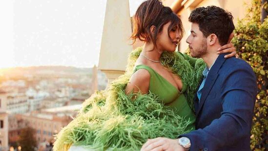 यादरम्यान प्रमोशनमधून वेळ काढून अभिनेत्रीने पतीसोबत रोमँटिक फोटोशूट केले. नुकतेच प्रियांका चोप्राने निकसोबतचे काही नवीन फोटो शेअर केले आहेत. ज्यामध्ये पुन्हा एकदा दोघांचा रोमँटिक अंदाज पाहायला मिळत आहे. (Photo: @priyankachopra/IG) यादरम्यान प्रमोशनमधून वेळ काढून अभिनेत्रीने पतीसोबत रोमँटिक फोटोशूट केले. नुकतेच प्रियांका चोप्राने निकसोबतचे काही नवीन फोटो शेअर केले आहेत. ज्यामध्ये पुन्हा एकदा दोघांचा रोमँटिक अंदाज पाहायला मिळत आहे. (Photo: @priyankachopra/IG) 