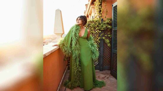 या स्टार कपलचे नवे फोटो इंटरनेटवर तुफान व्हायरल झाले आहेत. या फोटोंमध्ये ती पीसी ग्रास कलरच्या डीपनेक आउटफिटमध्ये दिसत आहे. त्यासोबत तिने फेदर श्रग देखील कॅरी केला आहे. (Photo: @priyankachopra/IG) या स्टार कपलचे नवे फोटो इंटरनेटवर तुफान व्हायरल झाले आहेत. या फोटोंमध्ये ती पीसी ग्रास कलरच्या डीपनेक आउटफिटमध्ये दिसत आहे. त्यासोबत तिने फेदर श्रग देखील कॅरी केला आहे. (Photo: @priyankachopra/IG) 