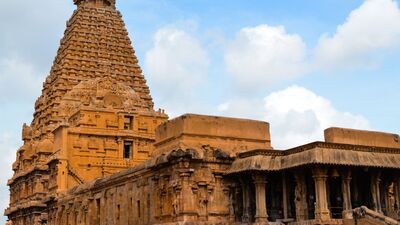 प्रतिमा क्रेडिट: pexels/Aadhithyan Pandian4. बृहदीश्वरर मंदिर, तंजावर: युनेस्कोच्या जागतिक वारसा स्थळांपैकी एक असणारं मंदिर. अभियांत्रिकी चमत्कार आणि वास्तुशास्त्राचा उत्कृष्ट नमुना म्हणून हे मंदिर ओळखलं जातं. चोल राजवंशाने ११व्या शतकात बांधलेले,हे &nbsp;मंदिरात तब्बल २१६ फूट उंच आहे. हे मंदिर भगवान शिवाला समर्पित आहे गर्भगृहात मोठा नंदीही आहे.