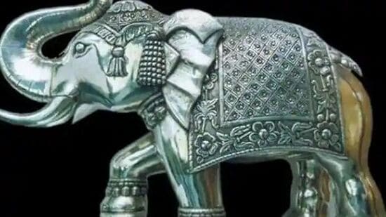 घरात चांदीचा हत्ती ठेवणं का मानलं जातं शुभ 