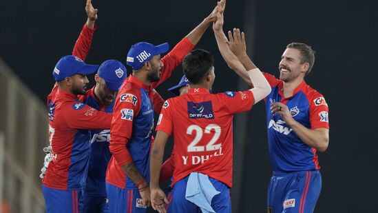 గుజరాత్ తరఫున మహమ్మద్ షమీ 4 వికెట్లు తీయగా.. మోహిత్ శర్మ 2 వికెట్లు తన ఖాతాలో వేసుకున్నాడు. దిల్లీ బౌలర్లలో ఇషాంత్ శర్మ, ఖలీల్ అహ్మద్ చెరో 2 వికెట్లు తీశారు.