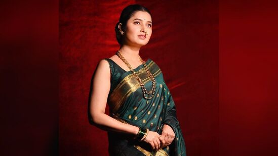 हिरव्या रंगाच्या साडीत प्राजक्ता खूपच सुंदर दिसत आहे. या लूकला पूर्ण करण्यासाठी तिने पारंपारिक दागिने परिधान केले आहेत. हातात हिरव्या बांगड्या आणि नाकात नथ या लूकमध्ये ती मनमोहक दिसत आहे. (Photo: @prajakta_official/IG) हिरव्या रंगाच्या साडीत प्राजक्ता खूपच सुंदर दिसत आहे. या लूकला पूर्ण करण्यासाठी तिने पारंपारिक दागिने परिधान केले आहेत. हातात हिरव्या बांगड्या आणि नाकात नथ या लूकमध्ये ती मनमोहक दिसत आहे. (Photo: @prajakta_official/IG) 