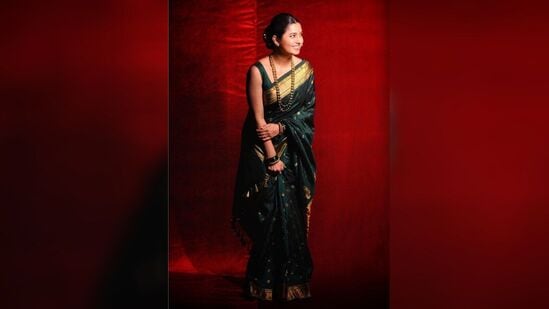 नुकतेच प्राजक्ताने हिरव्या रंगाच्या साडीमध्ये फोटोशूट केले आहे. या फोटोशूटमधील काही फोटो तिने सोशल मीडियावर शेअर केले आहेत. यात ती किलर फोटोपोज देताना दिसत आहे. (Photo: @prajakta_official/IG) नुकतेच प्राजक्ताने हिरव्या रंगाच्या साडीमध्ये फोटोशूट केले आहे. या फोटोशूटमधील काही फोटो तिने सोशल मीडियावर शेअर केले आहेत. यात ती किलर फोटोपोज देताना दिसत आहे. (Photo: @prajakta_official/IG) 