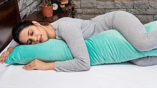 పక్క దిండుతో నిద్రిస్తే శరీరానికి ఒక విధంగా మేలు జరుగుతుంది. కాబట్టి ఈ అలవాటు చాలా మంచిది. దీని వల్ల ఎలాంటి ప్రయోజనాలు పొందవచ్చో ఇప్పుడు చూద్దాం. పక్క దిండుతో నిద్రిస్తే శరీరానికి ఒక విధంగా మేలు జరుగుతుంది. కాబట్టి ఈ అలవాటు చాలా మంచిది. దీని వల్ల ఎలాంటి ప్రయోజనాలు పొందవచ్చో ఇప్పుడు చూద్దాం. 