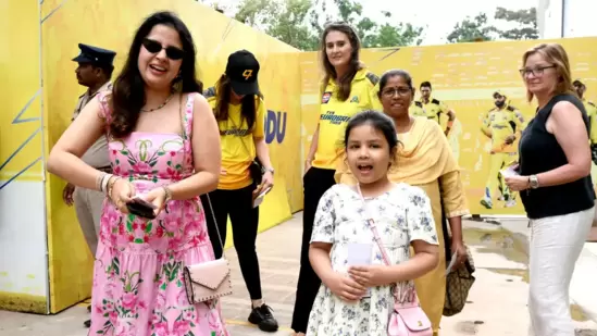 मुंबई-चेन्नई सामना पाहण्यासाठी धोनीची पत्नी साक्षी आणि मुलगी झिवा चेपॉकवर पोहोचली होती.&nbsp;