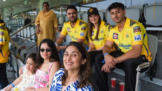 साक्षी आणि झिवा या मोसमात पहिल्यांदाचा सीएसकेचा सामना पाहण्यासाठी मैदानात पोहोचल्या होत्या. साक्षी आणि झिवाला पाहून प्रेक्षकांमध्ये उत्साह संचारला होता. साक्षी आणि झिवा या मोसमात पहिल्यांदाचा सीएसकेचा सामना पाहण्यासाठी मैदानात पोहोचल्या होत्या. साक्षी आणि झिवाला पाहून प्रेक्षकांमध्ये उत्साह संचारला होता.