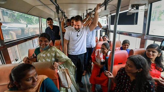 बसमध्ये प्रवास करत असताना राहुल गांधी यांनी महिलांना जागा देत स्वत: उभं राहून प्रवास केल्याचं पाहायला मिळालं. <p>बसमध्ये प्रवास करत असताना राहुल गांधी यांनी महिलांना जागा देत स्वत: उभं राहून प्रवास केल्याचं पाहायला मिळालं.</p>