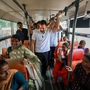 <p>बसमध्ये प्रवास करत असताना राहुल गांधी यांनी महिलांना जागा देत स्वत: उभं राहून प्रवास केल्याचं पाहायला मिळालं.</p>