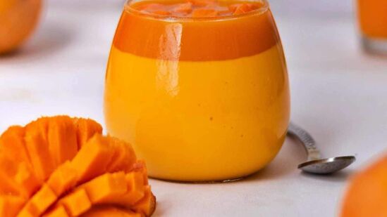  आंब्यामध्ये भरपूर जीवनसत्त्वे ए, सी, खनिजे आणि पोटॅशियम असतात, जे शरीरासाठी आवश्यक असतात. हे पाचन तंत्र सुधारतात आणि ते सुरळीत काम करण्यास मदत करतात. उन्हाळ्याच्या ऋतूनुसार आंब्याच्या काही रेसिपी कशा बनवतात ते पाहूया. आंब्यामध्ये भरपूर जीवनसत्त्वे ए, सी, खनिजे आणि पोटॅशियम असतात, जे शरीरासाठी आवश्यक असतात. हे पाचन तंत्र सुधारतात आणि ते सुरळीत काम करण्यास मदत करतात. उन्हाळ्याच्या ऋतूनुसार आंब्याच्या काही रेसिपी कशा बनवतात ते पाहूया.