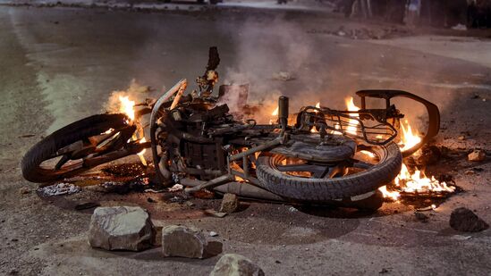 जमावाने हरिहरपेठमधील शेकडो वाहनं जाळली आहे. त्यात दुचाकींचाही समावेश आहे.