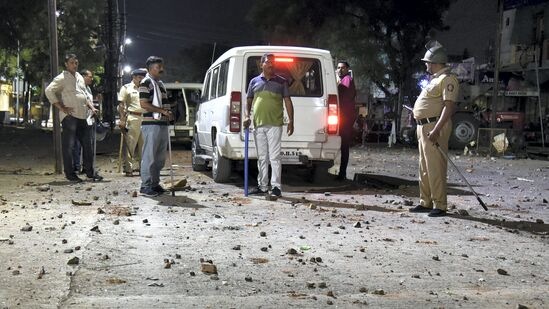 संतप्त जमावाने शहरातील अनेक वाहनं जाळली होती. तसेच पोलीस ठाण्यावरही दगडफेक करण्यात आली होती. संतप्त जमावाने शहरातील अनेक वाहनं जाळली होती. तसेच पोलीस ठाण्यावरही दगडफेक करण्यात आली होती.