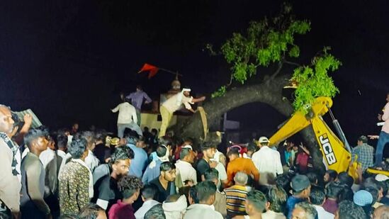 Akola Voilence News : अकोल्यातील हरिहरपेठ येथे मध्यरात्री झालेल्या हिंसाचारात एका तरुणाचा मृत्यू झाल्याची माहिती समोर आली आहे.