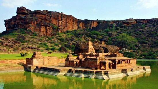 धुळीने भरलेले रस्ते, ओसाड लँडस्केप, लाल दगडाची वास्तुकला आणि खडकाळ खडक हे युनेस्कोच्या बदामी, आयहोल आणि पट्टाडगलच्या जागतिक वारसा स्थळांचे वैशिष्ट्य आहेत. बदामी, बदामी किल्ला, बुद्ध रॉक-कट गुंफा आणि भूतनाथ मंदिर, आयहोल येथील दुर्गा मंदिर, लाड खान मंदिर आणि पुरातत्व मंदिर पाहायलाच हवेत. धुळीने भरलेले रस्ते, ओसाड लँडस्केप, लाल दगडाची वास्तुकला आणि खडकाळ खडक हे युनेस्कोच्या बदामी, आयहोल आणि पट्टाडगलच्या जागतिक वारसा स्थळांचे वैशिष्ट्य आहेत. बदामी, बदामी किल्ला, बुद्ध रॉक-कट गुंफा आणि भूतनाथ मंदिर, आयहोल येथील दुर्गा मंदिर, लाड खान मंदिर आणि पुरातत्व मंदिर पाहायलाच हवेत. 