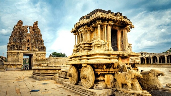 एक ऐतिहासिक युनेस्को जागतिक वारसा स्थळ, हम्पी शहर विजयनगर राज्याच्या वास्तू वैभव आणि भव्यतेचे वर्णन करते.
हम्पीच्या अवशेषांमध्ये जवळपास ५०० वास्तू आहेत. माकड मंदिर, पुरातत्व संग्रहालय आणि विजया विठ्ठला मंदिर, विरुपाक्ष मंदिर चुकवू नका एक ऐतिहासिक युनेस्को जागतिक वारसा स्थळ, हम्पी शहर विजयनगर राज्याच्या वास्तू वैभव आणि भव्यतेचे वर्णन करते.
हम्पीच्या अवशेषांमध्ये जवळपास ५०० वास्तू आहेत. माकड मंदिर, पुरातत्व संग्रहालय आणि विजया विठ्ठला मंदिर, विरुपाक्ष मंदिर चुकवू नका