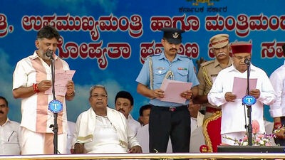 कर्नाटकचे राज्यपाल थावरचंद गेहलोत यांनी कर्नाटक प्रदेशाध्यक्ष डीके शिवकुमार यांना उपमुख्यमंत्रीपदाची शपथ दिली. 