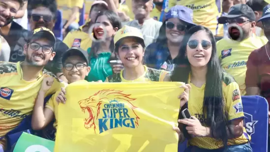 एमएस धोनीचा हा शेवटचा आयपीएल सीझन असू शकतो, असे बोलले जात आहे, त्यामुळे धोनीची टीम जिथे खेळत आहे. तिथे चाहते पिवळी जर्सी घालून मोठ्या संख्येने पोहोचत आहेत. प्लेऑफमध्ये पोहोचल्यामुळे धोनीचा संघ चेपॉकवर पहिला क्वालिफायर सामना खेळेल. हा सामना २३ मेला गुजरातविरुद्ध होणार आहे.