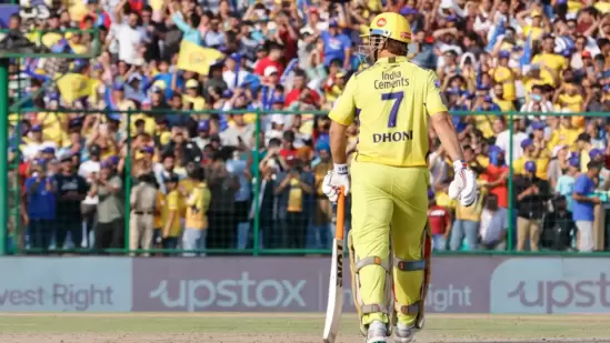 नवी दिल्लीतील अरुण जेटली स्टेडियमवर दिल्ली-चेन्नई सामना झाला. दिल्लीच्या होमग्राउंडवर बहुतांश चाहते सीएसकेच्या जर्सीमध्ये दिसले. यामागचे कारण होते एमएस धोनी, ज्याचे चाहते त्याची फलंदाजी आणि कॅप्टन्सी पाहण्यासाठी दूरदूरवरून आले होते.