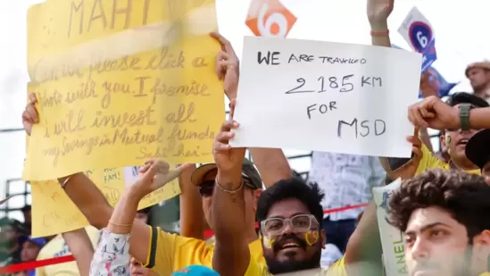 या सामन्यापूर्वी राजधानी दिल्लीच्या रस्त्यांवर एक अद्भूत दृश्य पाहायला मिळाले. धोनीची एक झलक पाहण्यासाठी चाहते खूप उत्सुक दिसले. यावेळी चाहत्यांनी CSK च्या बसला घेराव घातला होता. त्यामुळे मोठी वाहतूक कोंडी झाली. याबाबत सीएसकेच्या वतीने एक पोस्टही करण्यात आली होती.