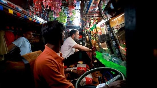 यावेळी राहुल गांधी यांनी ट्रकचालक आणि वाहकांशी निवांत गप्पा मारत त्यांच्या अडीअडचणी समजून घेतल्या.