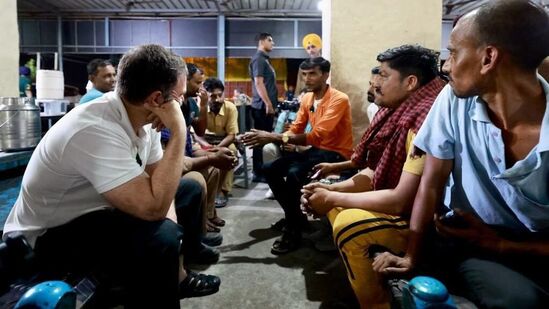 ट्रक एका धाब्यावर थांबल्यानंतर राहुल गांधी यांनी ट्रकचालकांसोबत जेवण केलं. त्यानंतर त्यांच्याशी मनमोकळ्या गप्पा मारल्या.