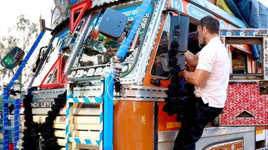 भारत जोडो यात्रेनंतर राहुल गांधी पुन्हा जनसामान्यांसोबत वेळ घालवत असल्याचं दिसून येत आहे.